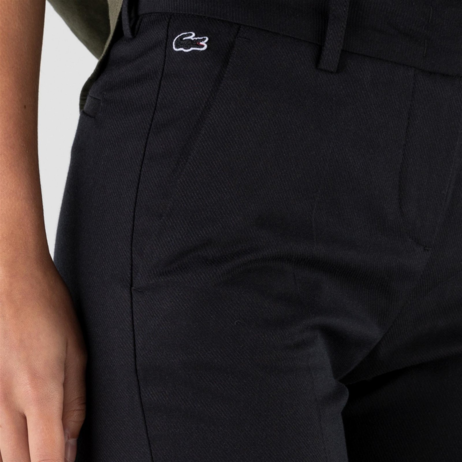 Černé dámské kalhoty Lacoste vypasovaného střihu